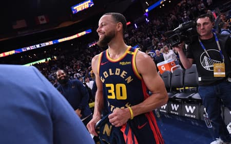 Stephen-Curry-Warriors-x-Nuggets-scaled-aspect-ratio-512-320