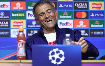 Tecnico-do-PSG-Luis-Enrique-sorri-durante-coletiva-na-vespera-do-jogo-da-Champions-contra-o-Aston-Villa-scaled-aspect-ratio-512-320