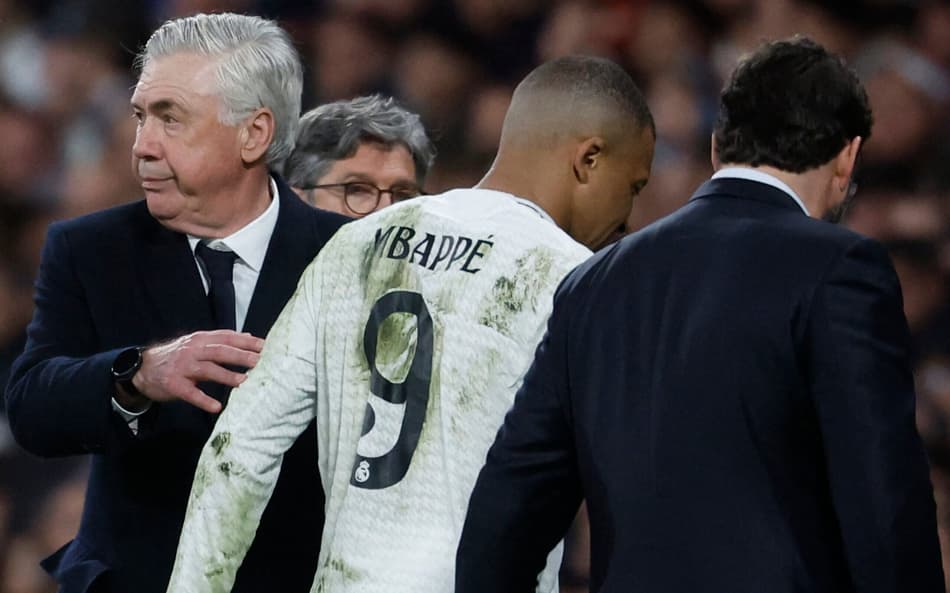 Tecnico-do-Real-Madrid-Ancelotti-cumprimenta-Mbappe-apos-lesao-do-atacante-frances-scaled-aspect-ratio-512-320