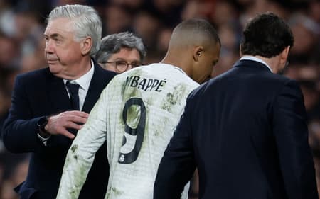Tecnico-do-Real-Madrid-Ancelotti-cumprimenta-Mbappe-apos-lesao-do-atacante-frances-scaled-aspect-ratio-512-320