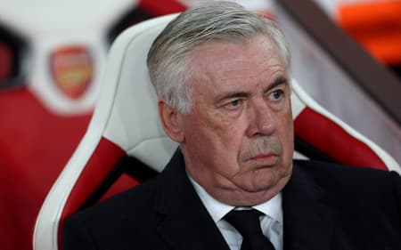 Tecnico-do-Real-Madrid-Carlo-Ancelotti-observa-o-jogo-contra-o-Arsenal-pela-Champions-League-scaled-aspect-ratio-512-320