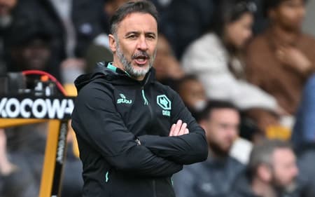 Tecnico-do-Wolverhampton-Vitor-Pereira-observa-jogo-contra-o-Tottenham-pela-Premier-League-scaled-aspect-ratio-512-320