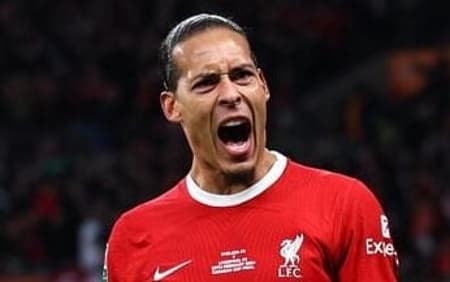 Van-Dijk-Copa-da-Liga-Inglesa-aspect-ratio-512-320
