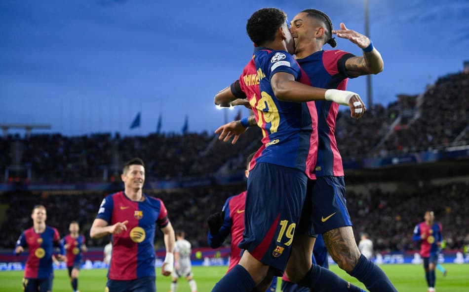 Raphinha e Yamal brilham, Barcelona bate o Benfica e avança na Champions