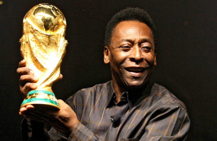 No dia do velório de Pelé, na Vila Belmiro, o presidente da Fifa Gianni pediu para que pelo menos um estádio de cada país tenha o nome do Rei do Futebol. O ídolo brasileiro morreu no dia 29 de dezembro de 2022, aos 82 anos, e marcou o calendário do mundo da bola. Dois anos depois, relembre as ruas e estádios que alteraram seu nome para homenagear o tricampeão mundial.