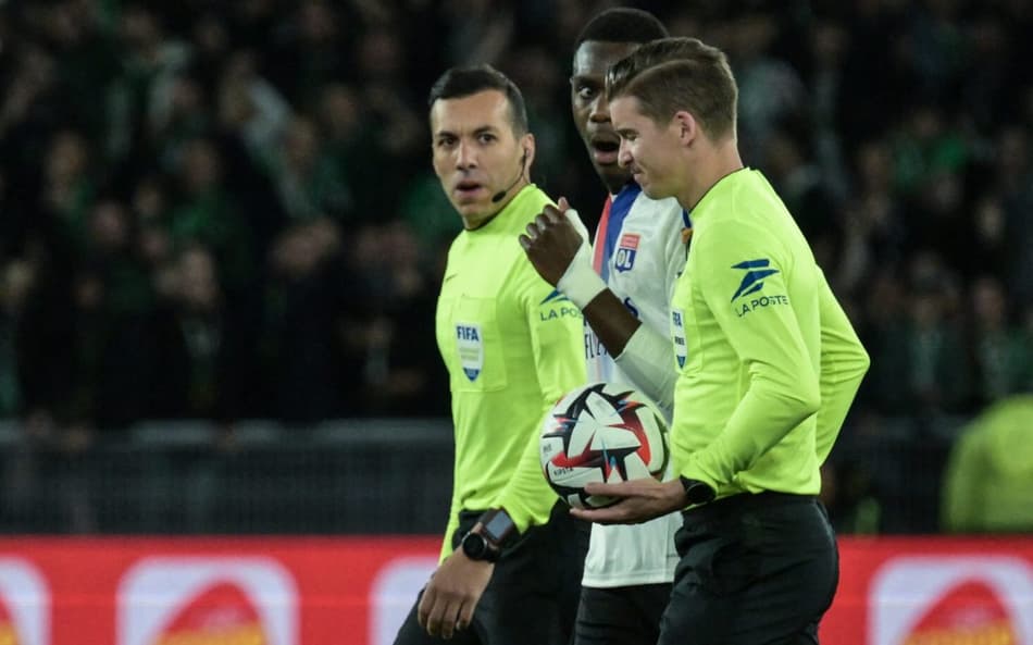 Ataque de torcedor a árbitro assistente interrompe partida do Lyon na Ligue 1