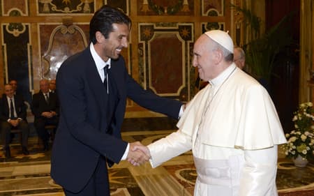 buffon-papa-francisco-scaled-aspect-ratio-512-320