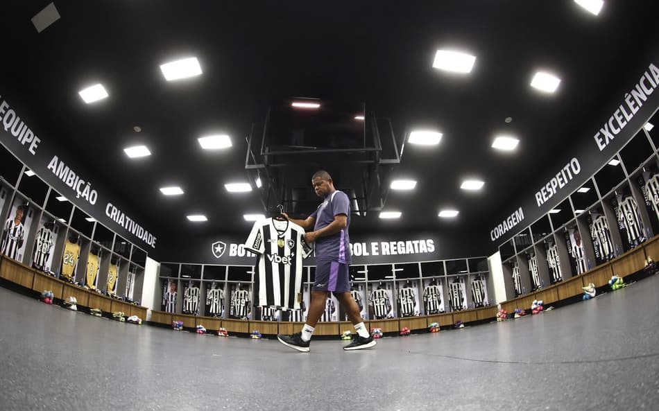 Com surpresa no ataque, escalação do Botafogo está confirmada para o clássico