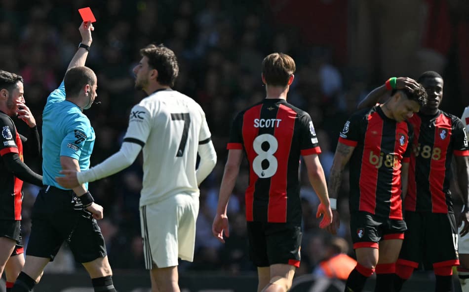 Brasileiro é expulso em lance polêmico e atrapalha equipe na Premier League