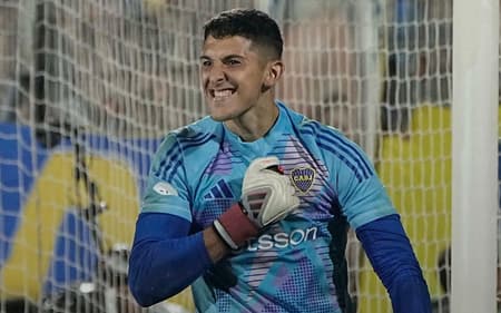 Leandro Brey, de 22 anos, foi alvejado por um pedaço de vidro arremessado pela torcida adversária durante uma partida do Campeoanato Argentino (Foto: Divulgação/Boca Juniors)