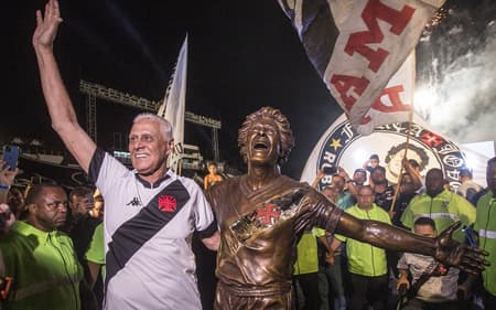 Roberto Dinamite ao lado de sua estátua em São Januário (Foto: Daniel Ramalho/Vasco)