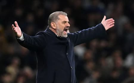 Ange Postecoglou, treinador do Tottenham Hotspur, reclamou abertamente das críticas recebidas (Foto: GLYN KIRK/AFP)