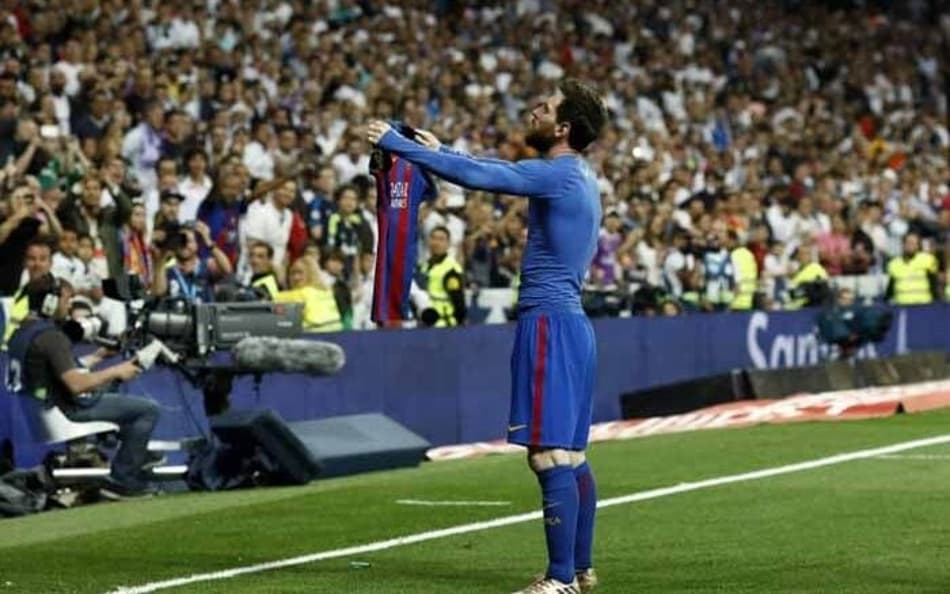 Há oito anos, Messi fazia gesto icônico com camisa no El Clasico; relembre