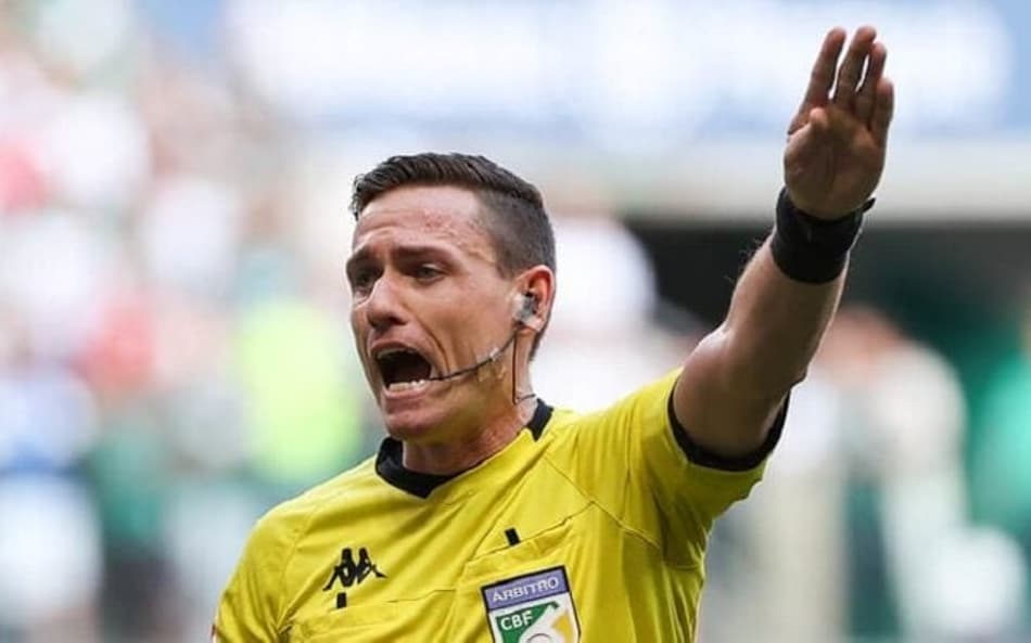 Decisão da arbitragem em Flamengo x Corinthians causa revolta na web