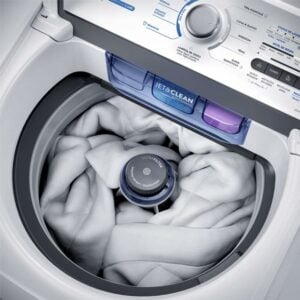como lavar roupas na máquina