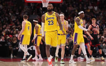 lebron-james-los-angeles-lakers-chicago-bulls-2-scaled-aspect-ratio-512-320