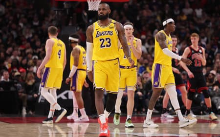 lebron-james-los-angeles-lakers-chicago-bulls-2-scaled-aspect-ratio-512-320