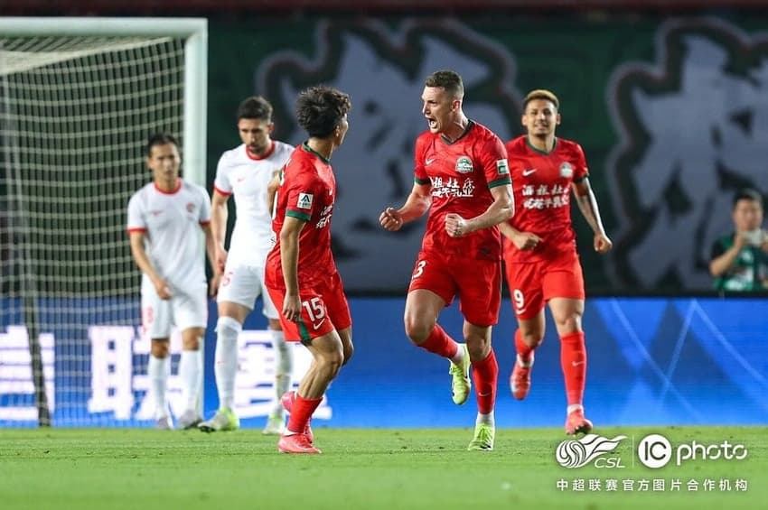 Lucas Maia comemorando gol pelo Henan FC
