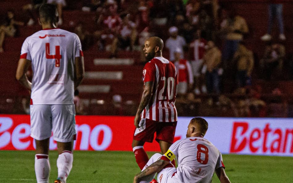 Jogada ensaiada gera lance bizarro em Náutico e América-RN; veja