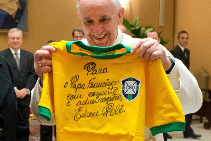 Veja a coleção de camisas de clubes brasileiros do Papa Francisco