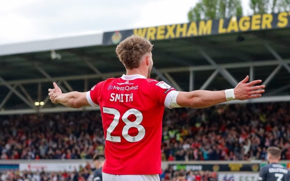Wrexham, time de Ryan Reynolds, bate recorde e conquista acesso à segunda divisão da Inglaterra