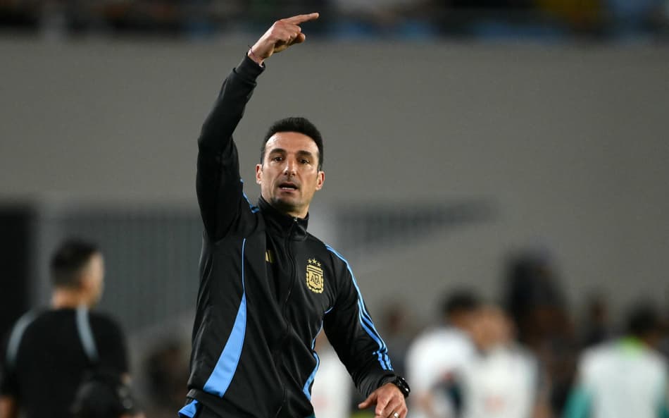 Técnico da Argentina ‘perdoa’ Raphinha, do Brasil, por aspa polêmica