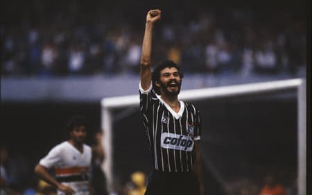 socrates_idolos_corinthians-scaled-aspect-ratio-512-320